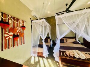 Un pat sau paturi într-o cameră la Surface Stay and Café