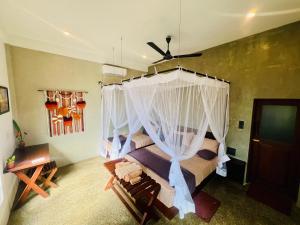 Un pat sau paturi într-o cameră la Surface Stay and Café