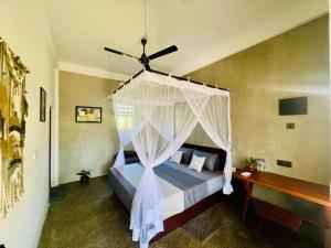 Un pat sau paturi într-o cameră la Surface Stay and Café