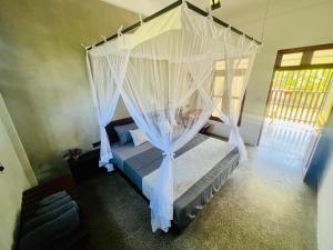 Un pat sau paturi într-o cameră la Surface Stay and Café