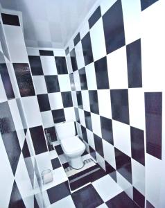Łazienka z czarno-białą podłogą wyłożoną szachownicą w obiekcie Apartment in City Center, street Banulescu Bodoni 57 w Kiszyniowie