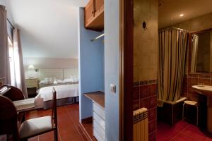 A bed or beds in a room at Hotel Rural El Yantar de Gredos