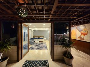 une maison avec un couloir et une salle à manger dans l'établissement private rooftop with hot jacuzzi and pyramids view, à ‘Ezbet `Abd el-Ḥamîd