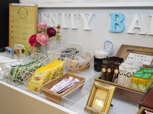 einen Tisch mit vielen Kosmetikkörben und einem Spiegel in der Unterkunft Hotel Areaone Okayama - Vacation STAY 32493v in Okayama + 27 Fotos