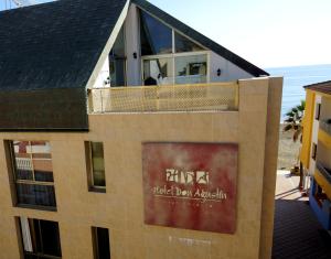 un bâtiment avec un panneau sur son côté dans l'établissement Don Agustin, à San Luis de Sabinillas