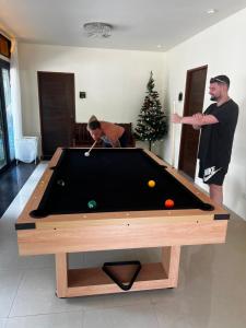Una mesa de billar en WANGTA Hostel