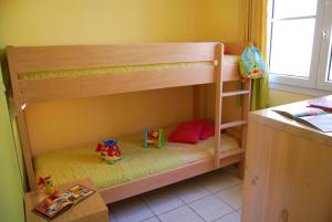 Een bed of bedden in een kamer bij Lagrange Grand Bleu Vacances – Résidence Le Village des Aloès
