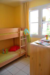 Een bed of bedden in een kamer bij Lagrange Grand Bleu Vacances – Résidence Le Village des Aloès