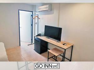 a room with a desk with a computer on it at GO INN Phuket Old Town ภูเก็ตโอลทาวน์ ย่านเมืองเก่า in Phuket