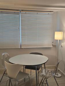 un tavolo e delle sedie in una stanza con una finestra di Palace outing a Suwon