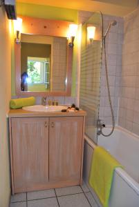 Lagrange Grand Bleu Vacances – Résidence Le Village des Aloès tesisinde bir banyo