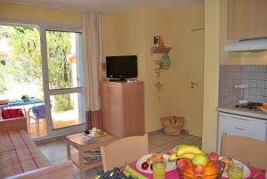Een keuken of kitchenette bij Lagrange Grand Bleu Vacances – Résidence Le Village des Aloès