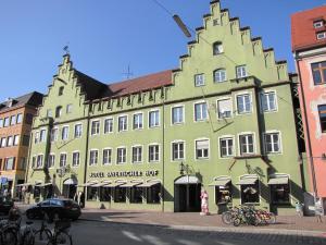 een groot groen gebouw aan de kant van een straat bij Bayerischer Hof in Freising