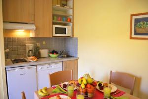 Een keuken of kitchenette bij Lagrange Grand Bleu Vacances – Résidence Le Village des Aloès