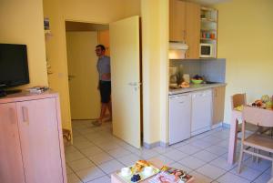 Een keuken of kitchenette bij Lagrange Grand Bleu Vacances – Résidence Le Village des Aloès