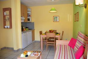 Een keuken of kitchenette bij Lagrange Grand Bleu Vacances – Résidence Le Village des Aloès