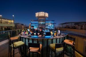 ハノイにあるLe Premier Hotel & Rooftop Barの屋根のバー
