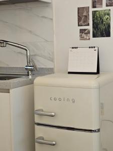 un calendario seduto sopra un frigorifero in cucina di Palace outing a Suwon