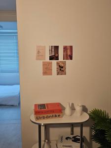 un tavolo con un libro sopra di esso, accanto a un muro di Palace outing a Suwon Altre 7 foto