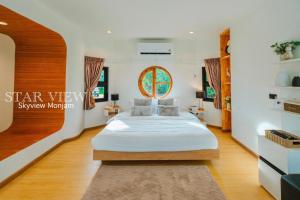 una camera da letto con un letto e una finestra di Sky View Mon Jam a Chiang Mai