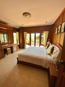 a bedroom with a large bed in a room at Baan Laem Noi Villa's in Mae Nam +164 photos