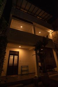 Bangunan di mana terletaknya rumah tamu ini