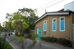 Bangunan di mana terletaknya rumah tamu ini