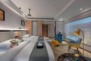 Lijiang MΛISON Hotel的电视和/或娱乐中心