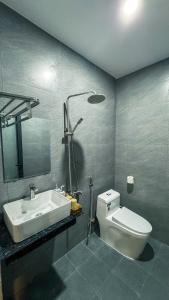 a bathroom with a white toilet and a sink at Vĩnh Hy House in Ninh Hải