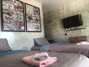 Postel nebo postele na pokoji v ubytování SolarCell Private Homestay - โซล่าเซลล์ไพรเวทโฮมสเตย์