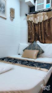 Un pat sau paturi într-o cameră la Cynthia's Inn