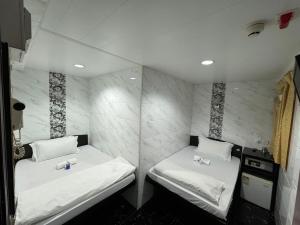 Un pat sau paturi într-o cameră la Cynthia's Inn