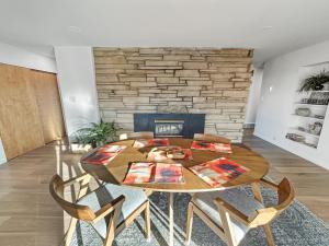 une salle à manger avec une table et des chaises et une cheminée dans l'établissement Retro Retreat A 60's Time Capsule home, à Grand Junction