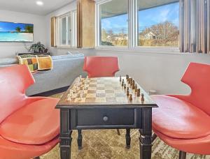 - un salon avec un jeu d'échecs sur une table dans l'établissement Retro Retreat A 60's Time Capsule home, à Grand Junction 25 autres photos