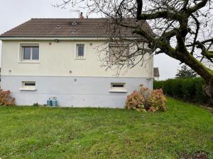 ein weißes Haus mit einem Baum davor in der Unterkunft Maison avec jardin proche circuit des 24h in Moncé-en-Belin