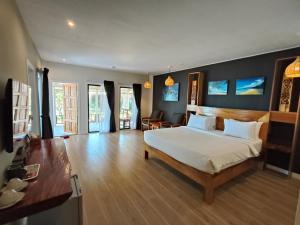 une chambre avec un grand lit blanc et un parquet dans l'établissement Crystal Bay Yacht Club Beach Resort, à Lamai 80 autres photos