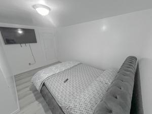Un pequeño dormitorio con una cama en la esquina en Da-6 Room Near Airport, en Brampton