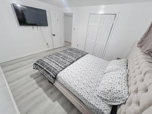 Un dormitorio con una cama y un televisor de pantalla plana. en Dar-08 Room Near Airport, en Brampton 2 fotos más