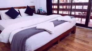 Uma cama ou camas num quarto em Samant Beach Resort