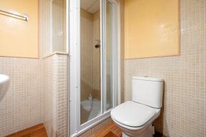 a white bathroom with a toilet and a shower at Una joya en Tarragona in Tarragona +12 photos