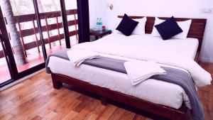 Uma cama ou camas num quarto em Samant Beach Resort