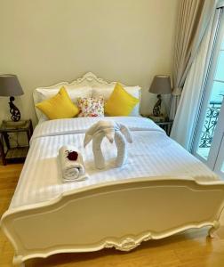 Postel nebo postele na pokoji v ubytování Blue Sky Khao Kho Castell Condo 920