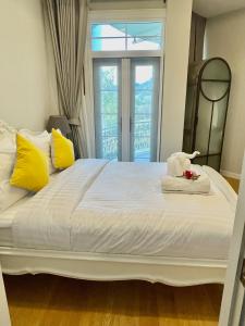 Postel nebo postele na pokoji v ubytování Blue Sky Khao Kho Castell Condo 920