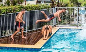 Bazén v ubytování Emu Park Beach Resort nebo v jeho okolí