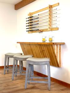 Fotografie z fotogalerie ubytování Stylish Mountain View Chalet with Heated Pool, Large Hot Tub, Playroom & Firepit close to Gore Mountain v destinaci Johnsburg + 50 fotografií