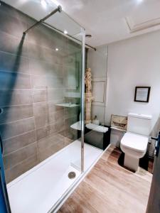 un baño con ducha y WC en Victoriana Duplex Apartment, en Stratford-upon-Avon 42 fotos más