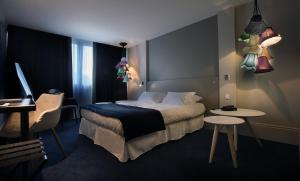 Hotel le Cinq Hyper - Centre tesisinde bir odada yatak veya yataklar