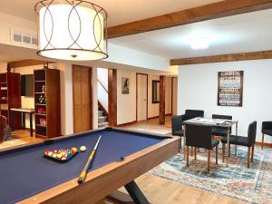 Biliár nebo kulečník v ubytování Stylish Mountain View Chalet with Heated Pool, Large Hot Tub, Playroom & Firepit close to Gore Mountain