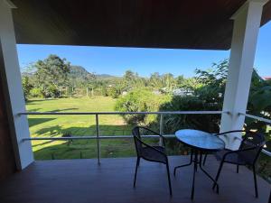 Un patio con una mesa y sillas en un balcón. en Marigold Aonang Resort, en Ao Nang Beach