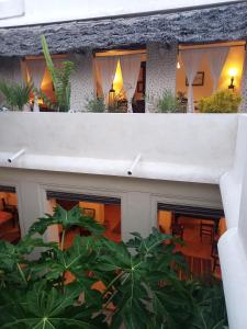 een uitzicht op een gebouw met planten en verlichting bij Madakani House in Lamu